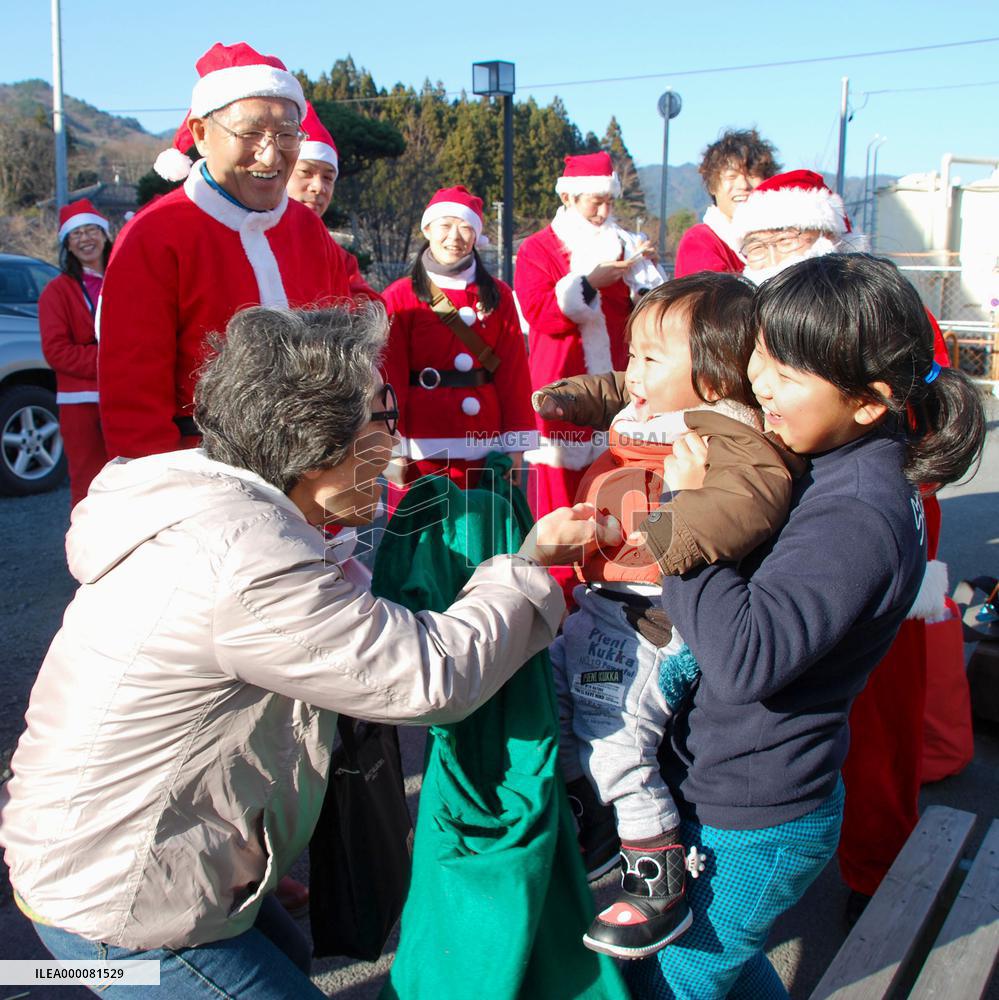 100 Santas visit 2011 disaster-hit Japan prefecture
