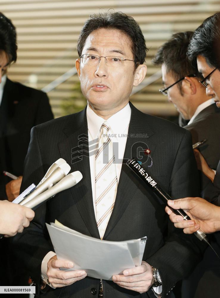 Foreign Minister Kishida meets with reporters