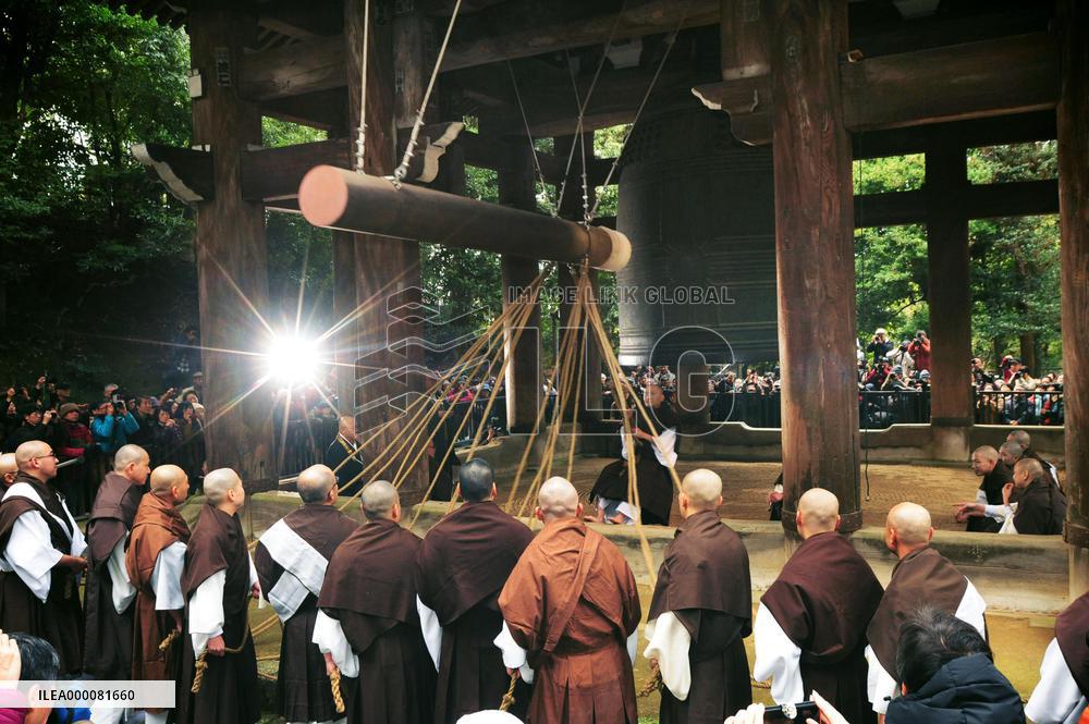 Rehearsal at Kyoto temple to ring out the old year