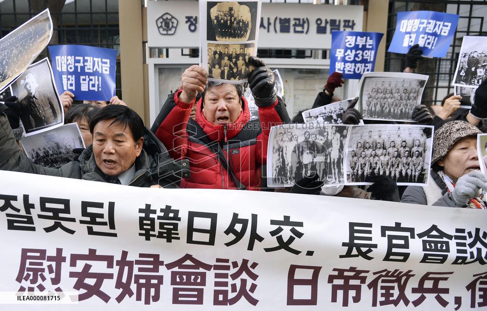 Japan, S. Korea reach deal to resolve "comfort women" row