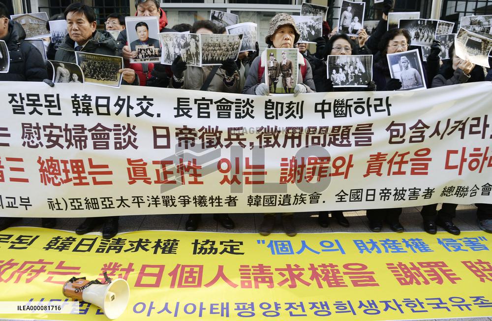 Japan, S. Korea reach deal to resolve "comfort women" row
