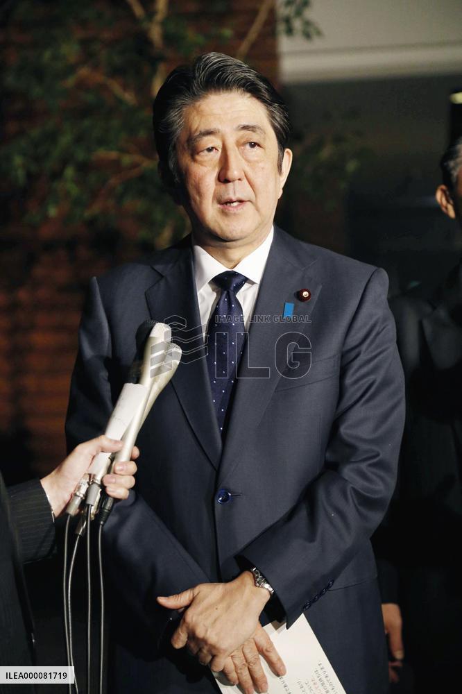PM Abe meets with reporters over "comfort women" agreement