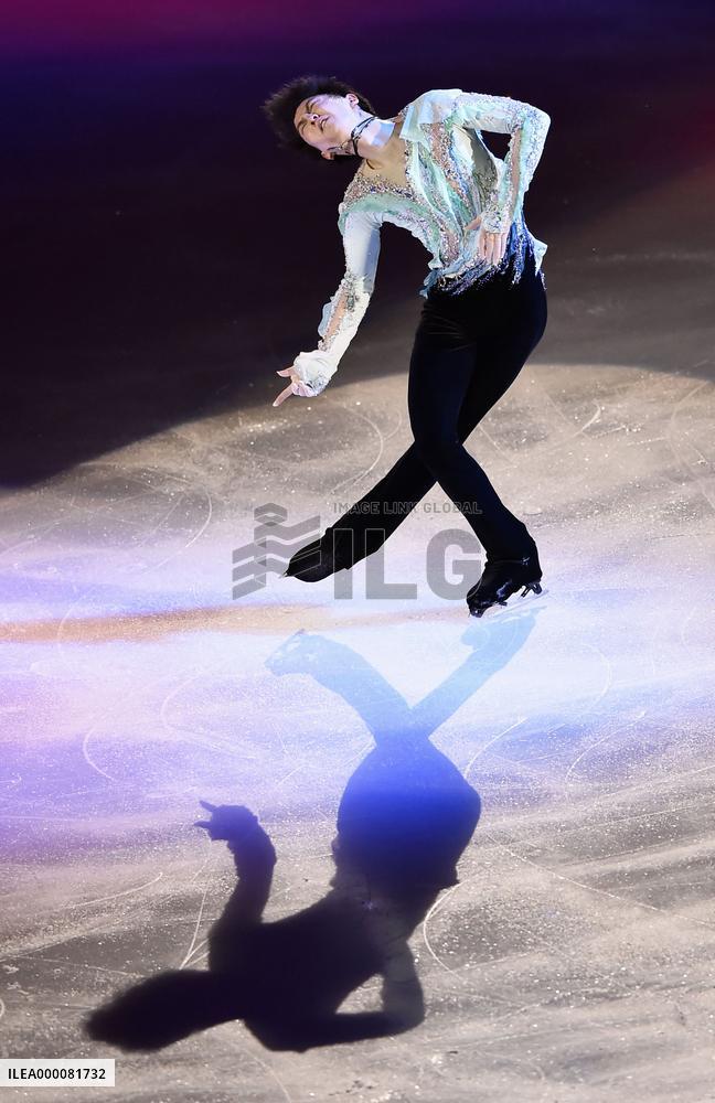 Hanyu performs Medalist on Ice