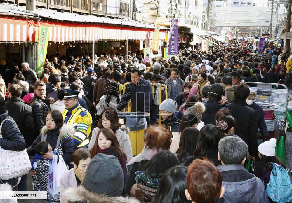 Tsukiji Outer Market crowded at year-end