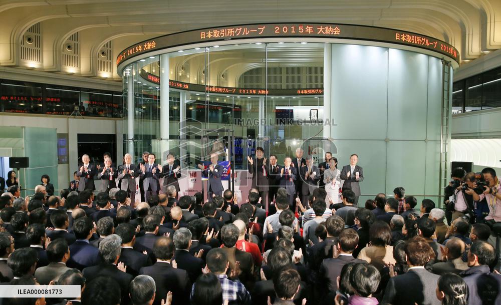 Nikkei ends 2015 at 19-year closing high
