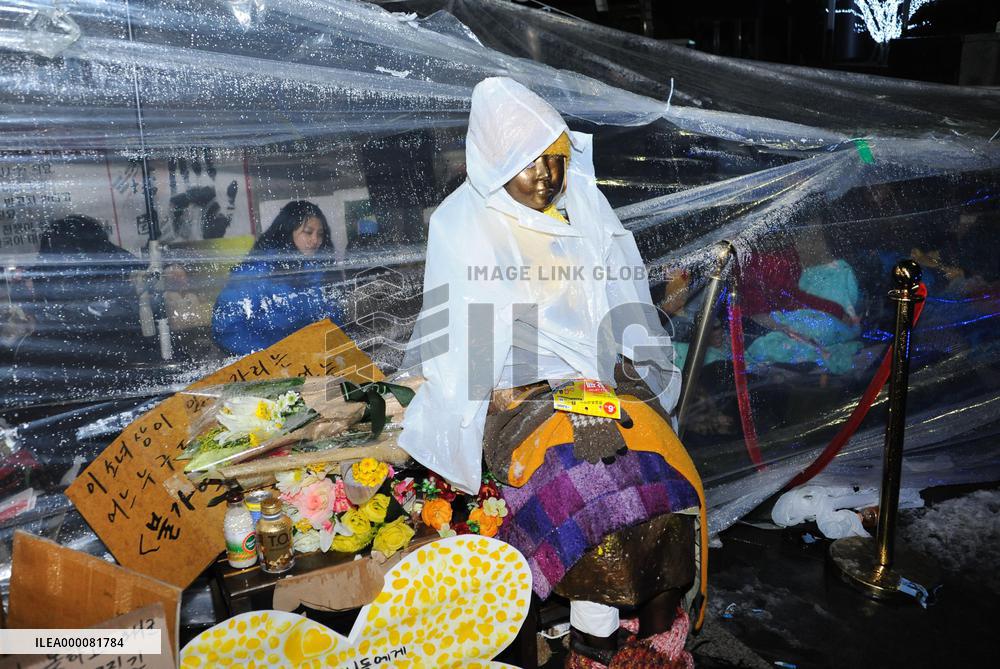 30 students detained for trespassing at Japanese Embassy in Seoul
