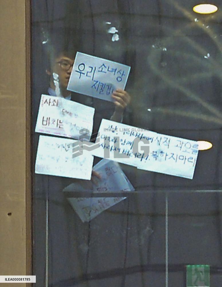 30 students detained for trespassing at Japanese Embassy in Seoul