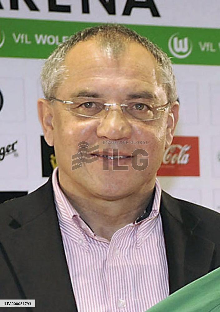 Soccer: Magath turns down Sagan job