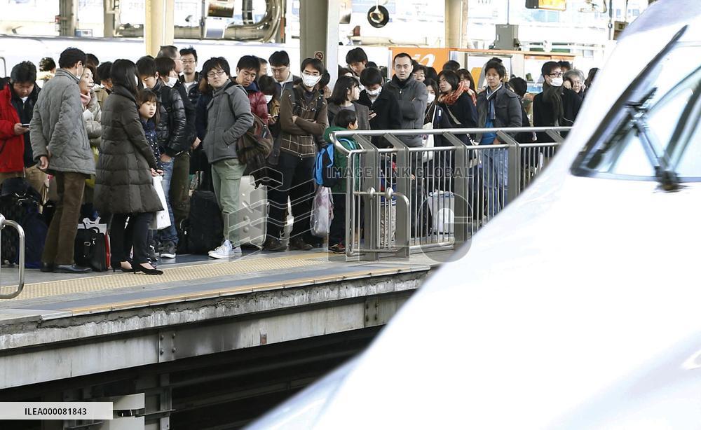 Travelers return from year-end, New Year holidays