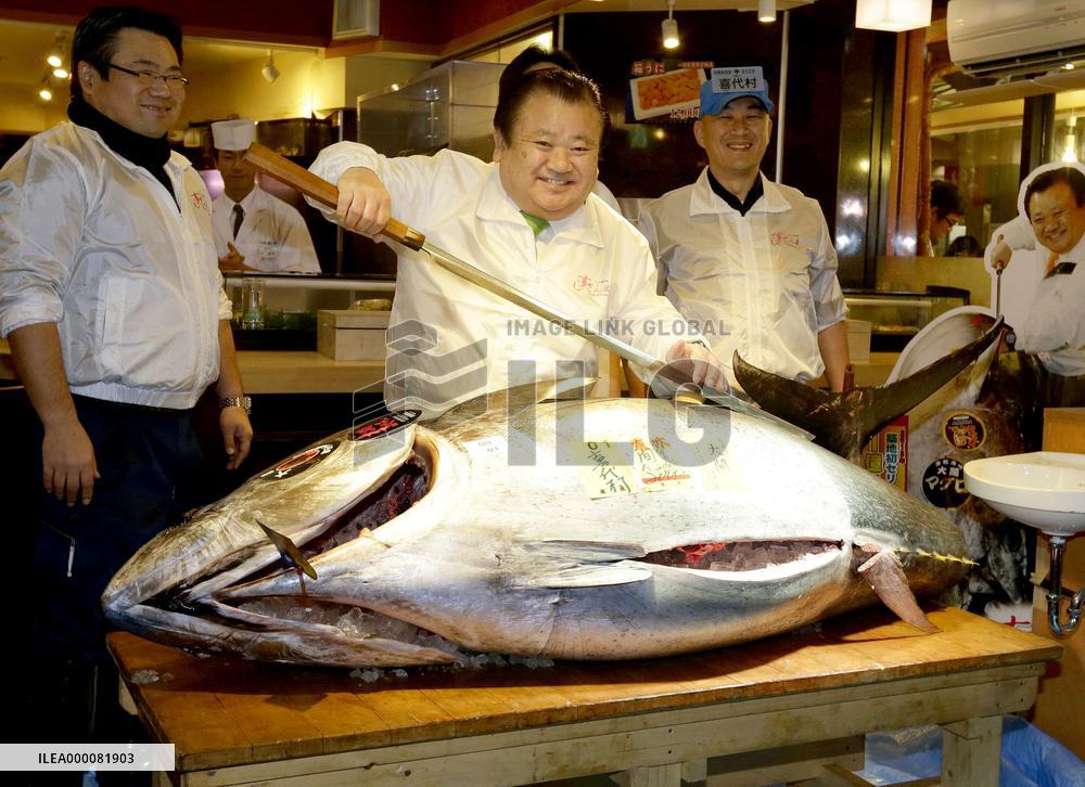 Bluefin tuna auctioned at 14 mil. yen