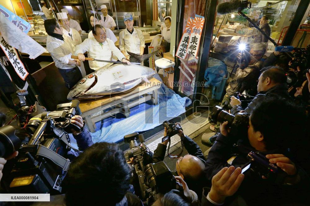 Bluefin tuna auctioned for 14 mil. yen