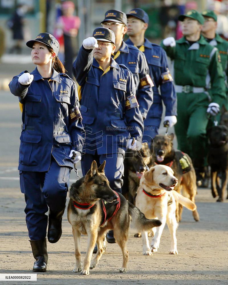 Tokyo police hold New Year parade