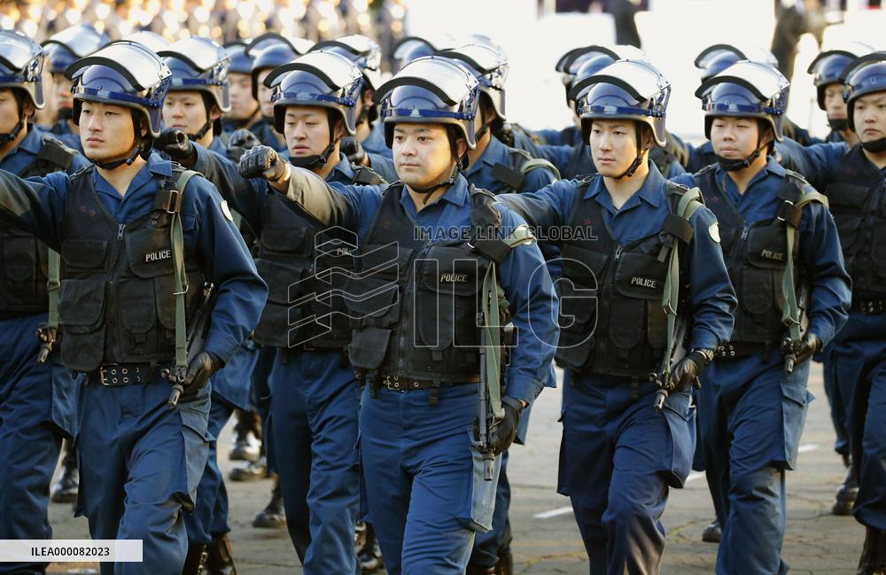 Tokyo police hold New Year parade