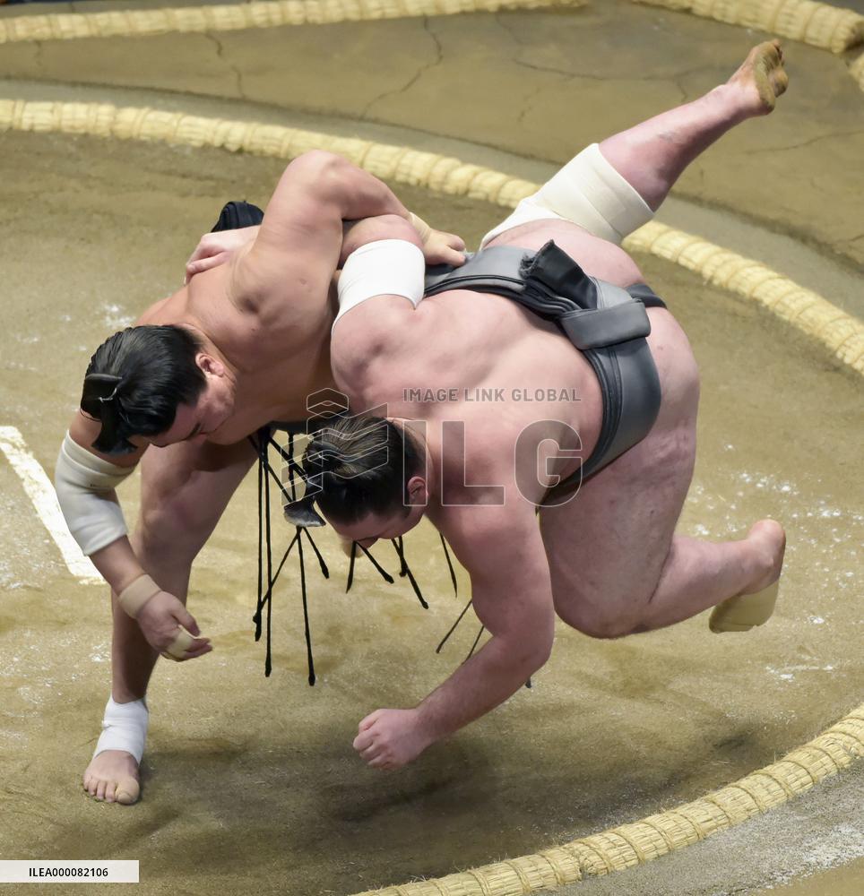 Kyushu champ Harumafuji starts year with win