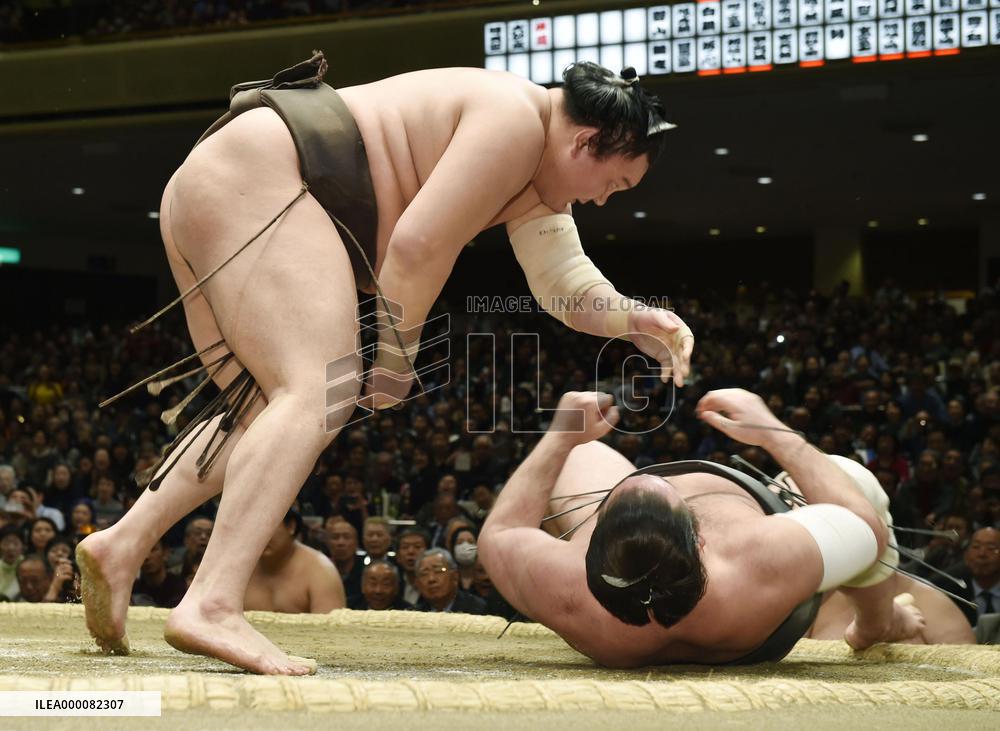 Hakuho downs Tochinoshin to stay tied for lead in Tokyo