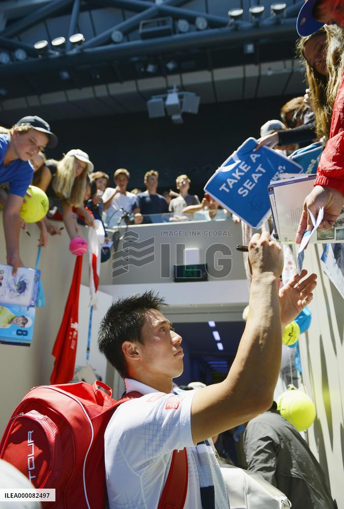 Nishikori gets straight-sets win over Krajicek