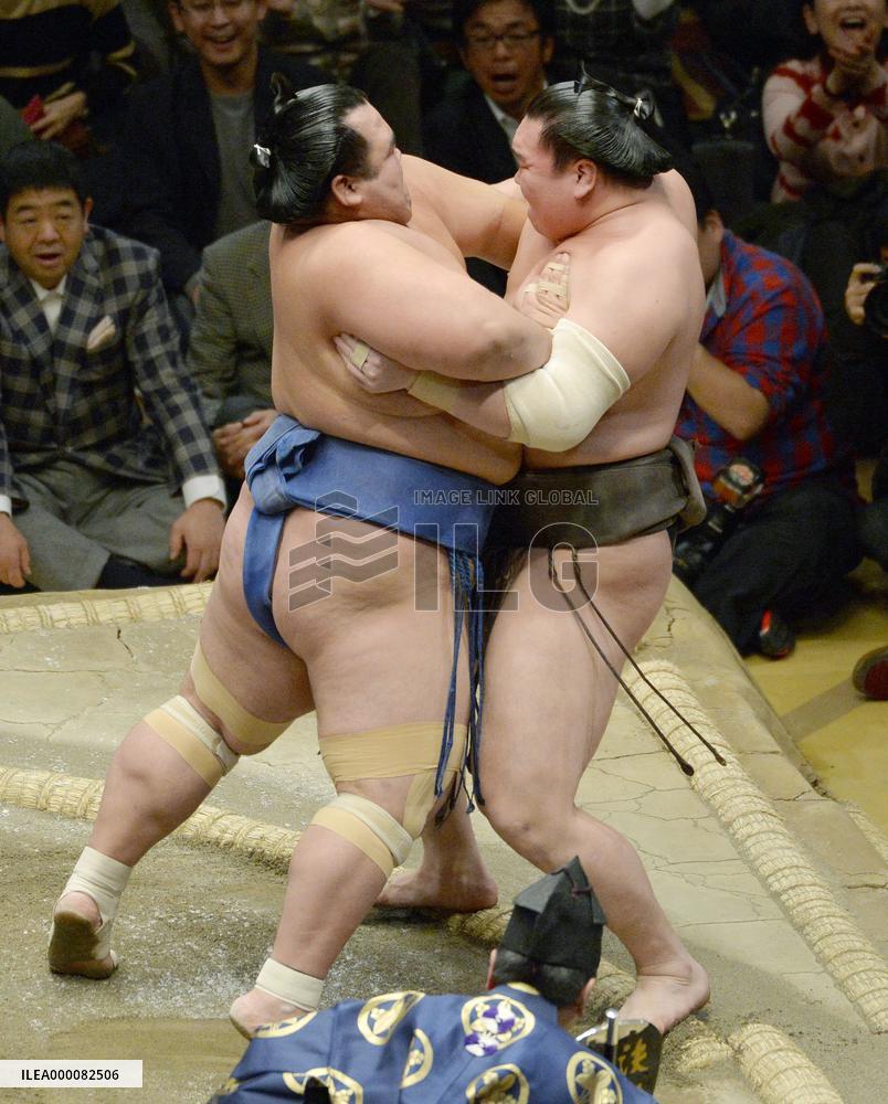 Sumo: Kotoshogiku storms past Hakuho into New Year lead