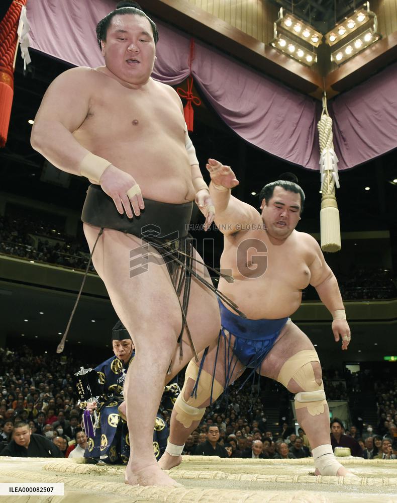 Sumo: Kotoshogiku storms past Hakuho into New Year lead