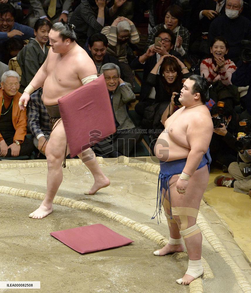 Sumo: Kotoshogiku storms past Hakuho into New Year lead