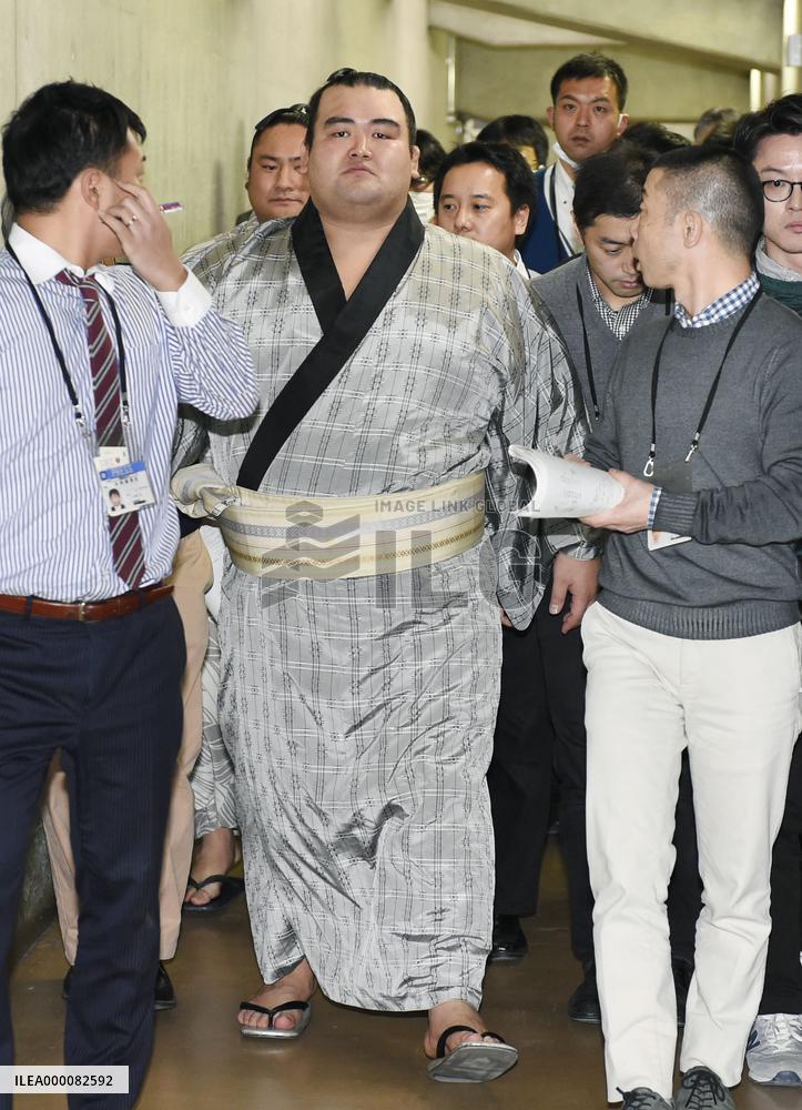 Sumo: Kotoshogiku suffers 1st loss
