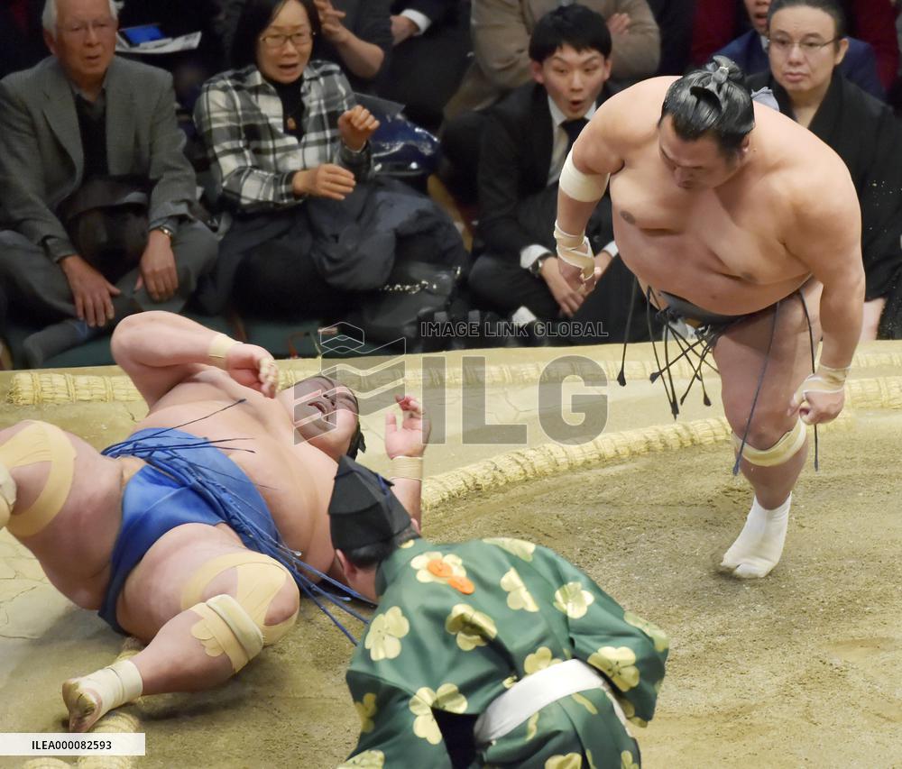 Sumo: Kotoshogiku suffers to 1st loss