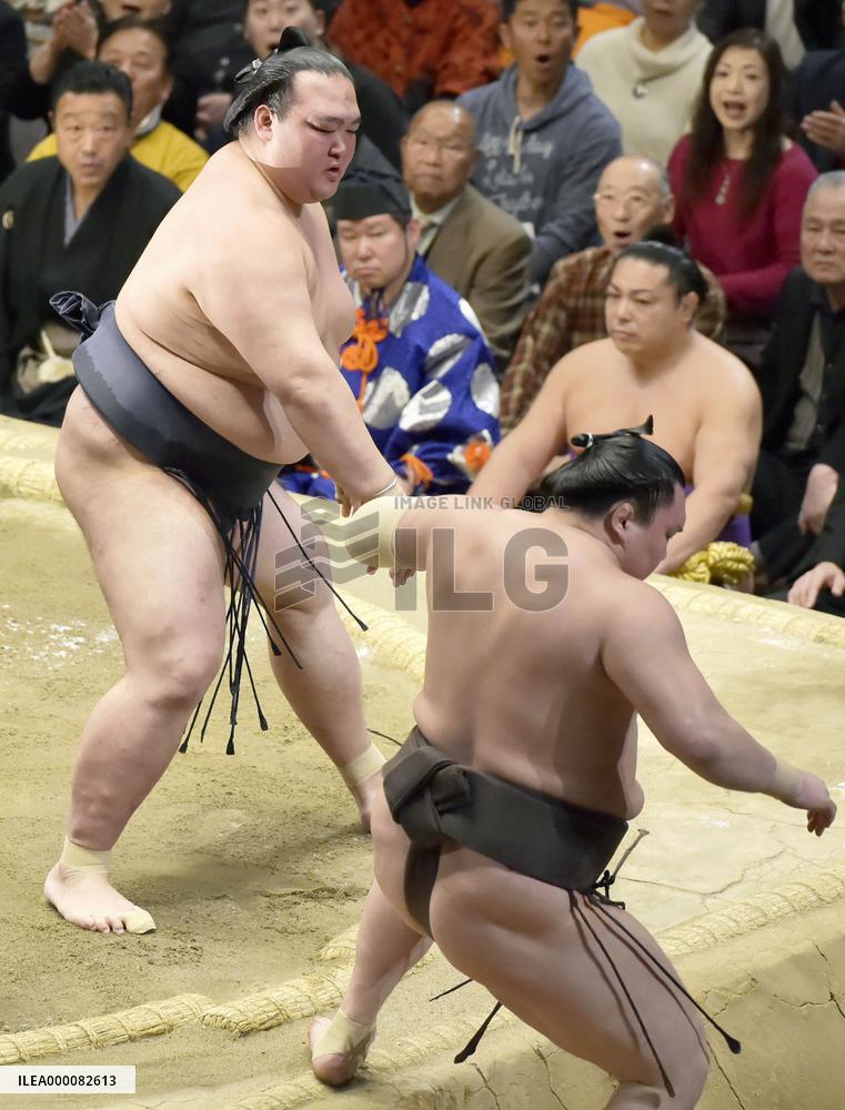 Sumo: Hakuho suffers 2nd loss