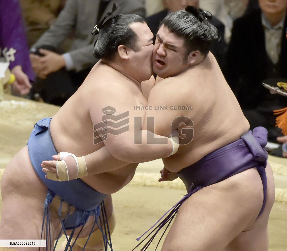 Sumo: Kotoshogiku one win from championship