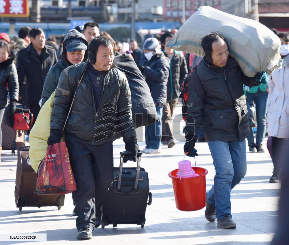People begin returning home ahead of China's Lunar New Year