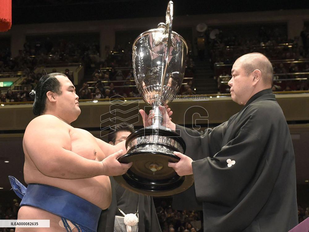 Kotoshogiku becomes Japan's 1st champion in decade at New Year sumo
