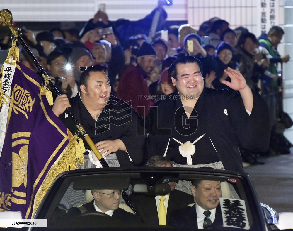 Kotoshogiku becomes Japan's 1st champion in decade at New Year sumo
