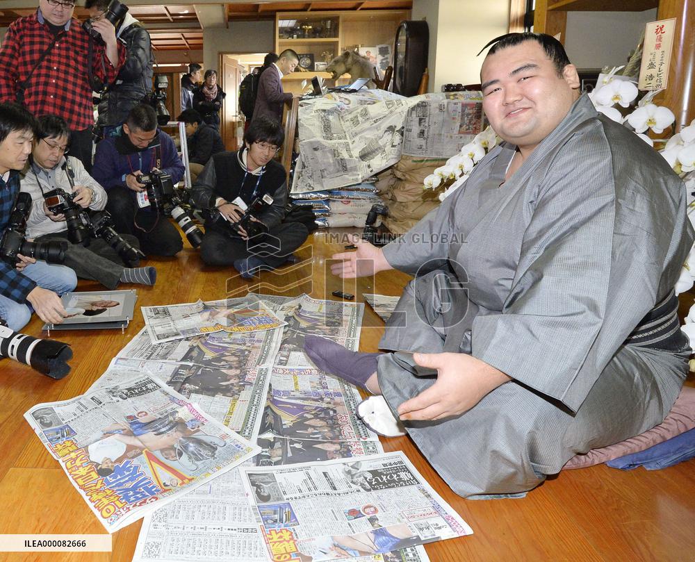 Kotoshogiku maintains late-blooming stable tradition