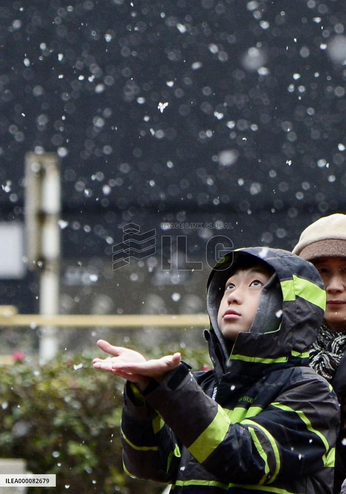 Snow continues in western Japan