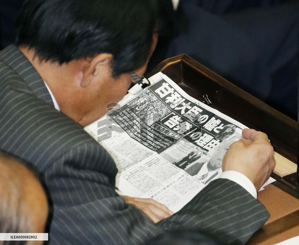 Abe wants Amari to stay in Cabinet despite graft allegation