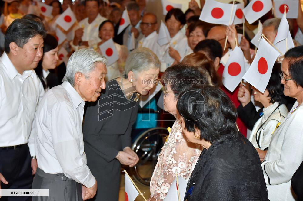 Japan emperor meets Japanese Filipinos in Manila