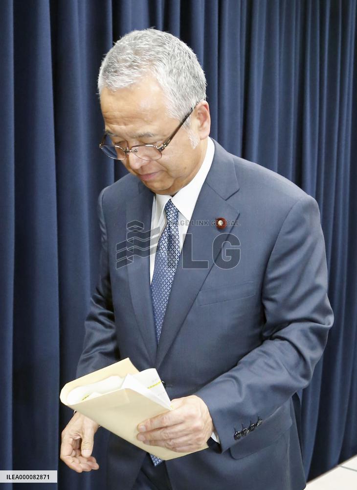 Amari to quit as economy minister over money received from company