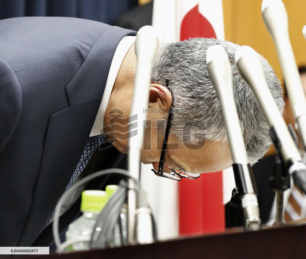 Amari to quit as economy minister over money received from company