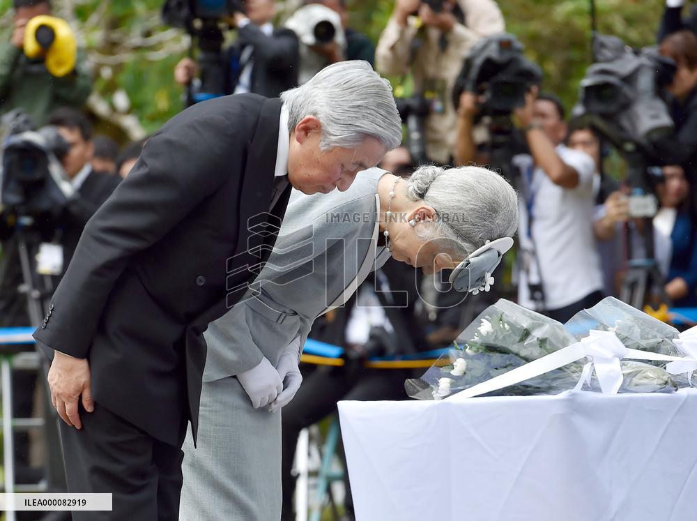 Emperor, empress lay flowers for Japanese WWII dead in Philippines