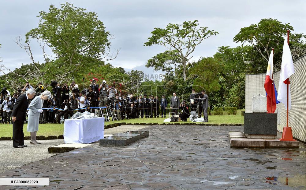 Emperor, empress lay flowers for Japanese WWII dead in Philippines