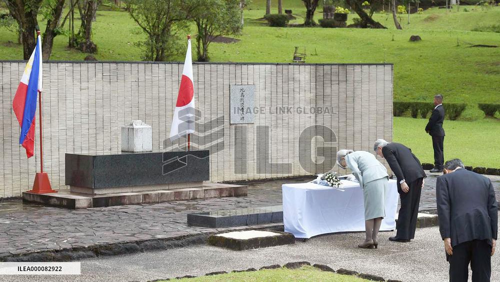 Emperor, empress lay flowers for Japanese WWII dead in Philippines