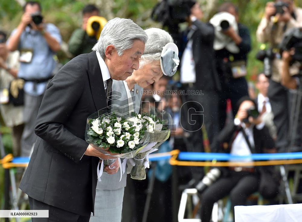 Emperor, empress lay flowers for Japanese WWII dead in Philippines