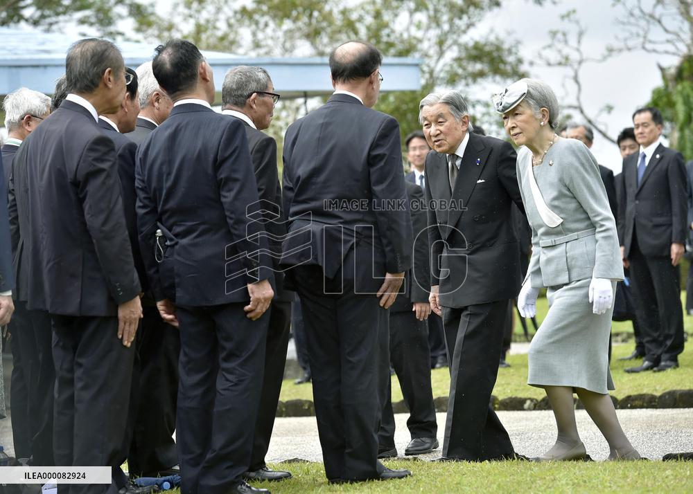 Emperor, empress lay flowers for Japanese WWII dead in Philippines