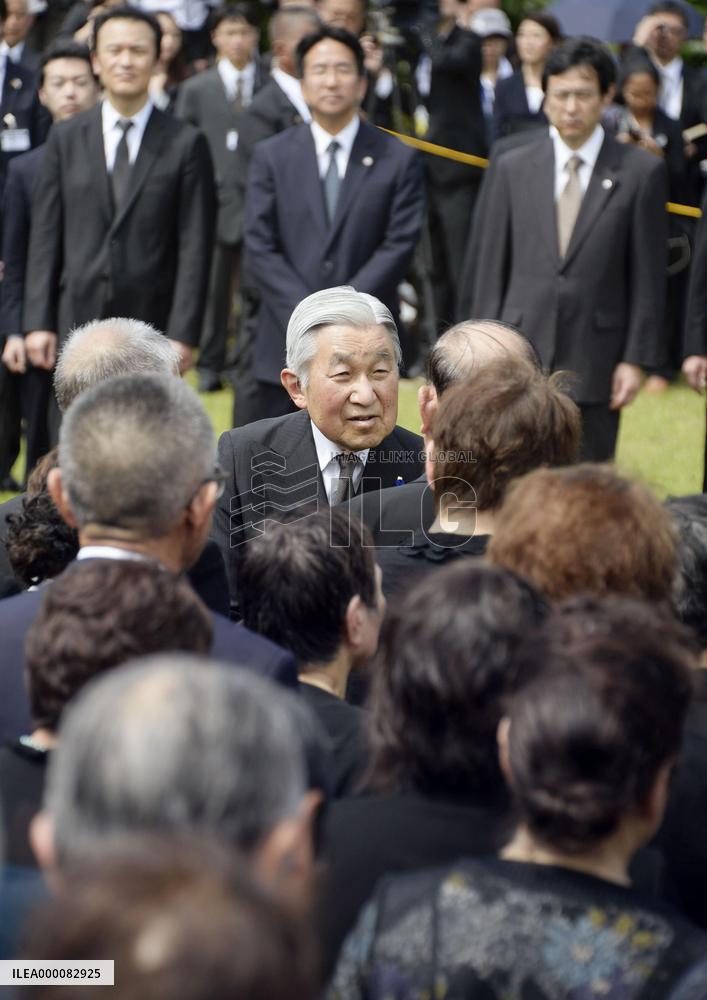 Emperor, empress offer prayer for Japanese WWII dead in Philippines