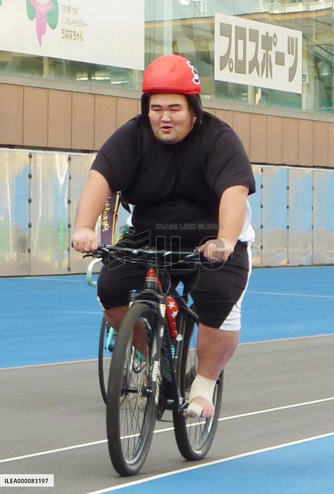 Kotoshogiku in cycling training