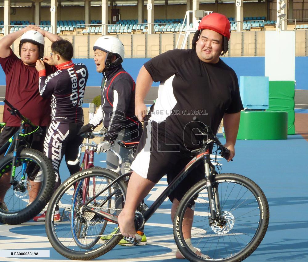 Kotoshogiku in cycling training