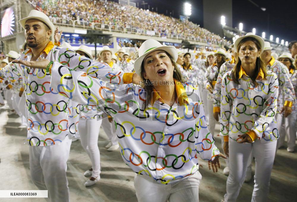 Top teams parade at Rio Carnival
