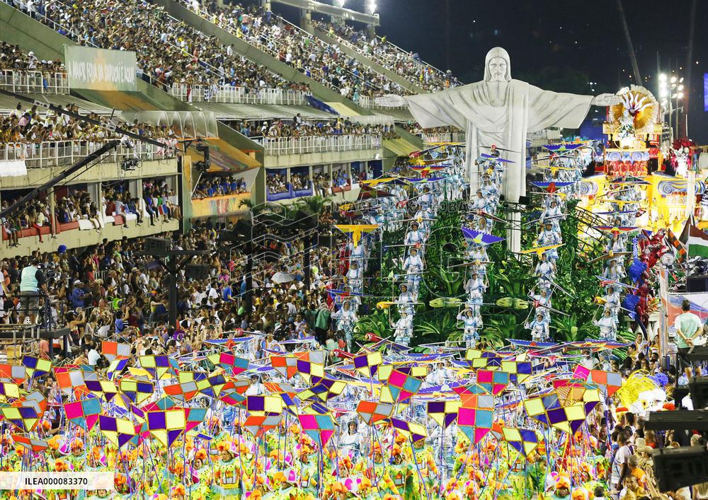 Top teams parade at Rio Carnival
