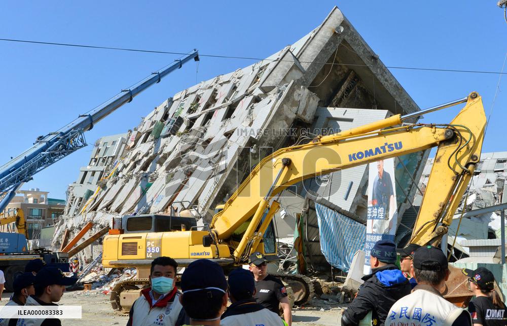 Search-and-rescue operations at quake-hit Taiwan site
