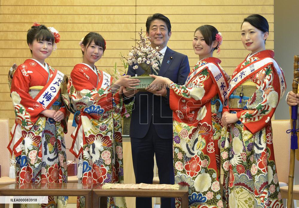 PM Abe meets Japanese apricot ambassadors