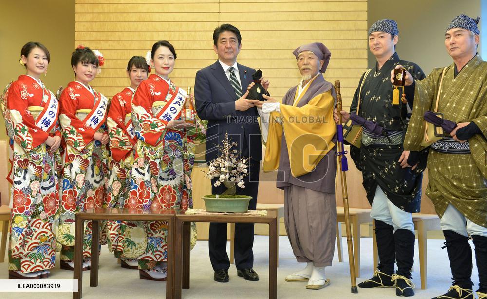 PM Abe meets Japanese apricot ambassadors