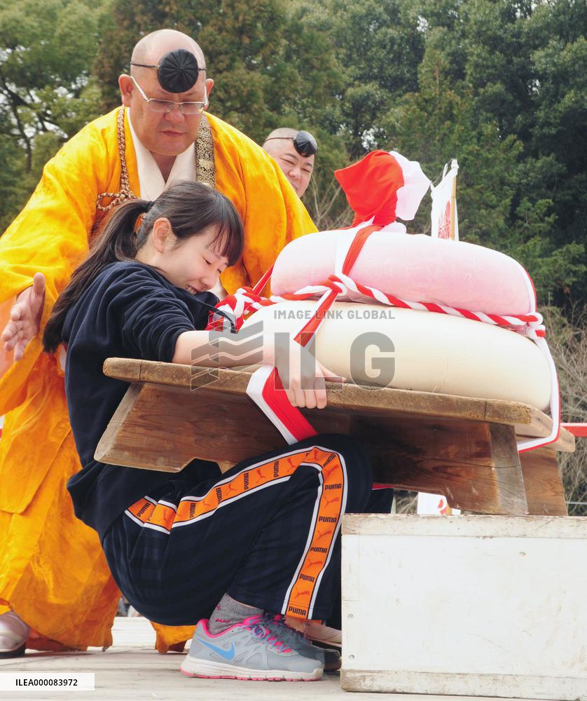 Giant rice cake lifting competition held in Kyoto